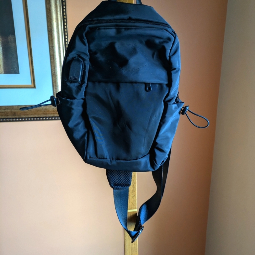 Bags/  Single  Strap Backpack With USB  Cord Bluetooth Speaker Black